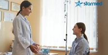 Врач консультирует пациентку после капельницы