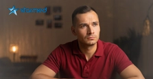 Мужчина сидит задумчивым